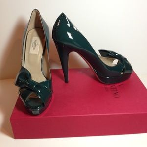 Authentic Valentino patent leather platform pump with bow in new condition